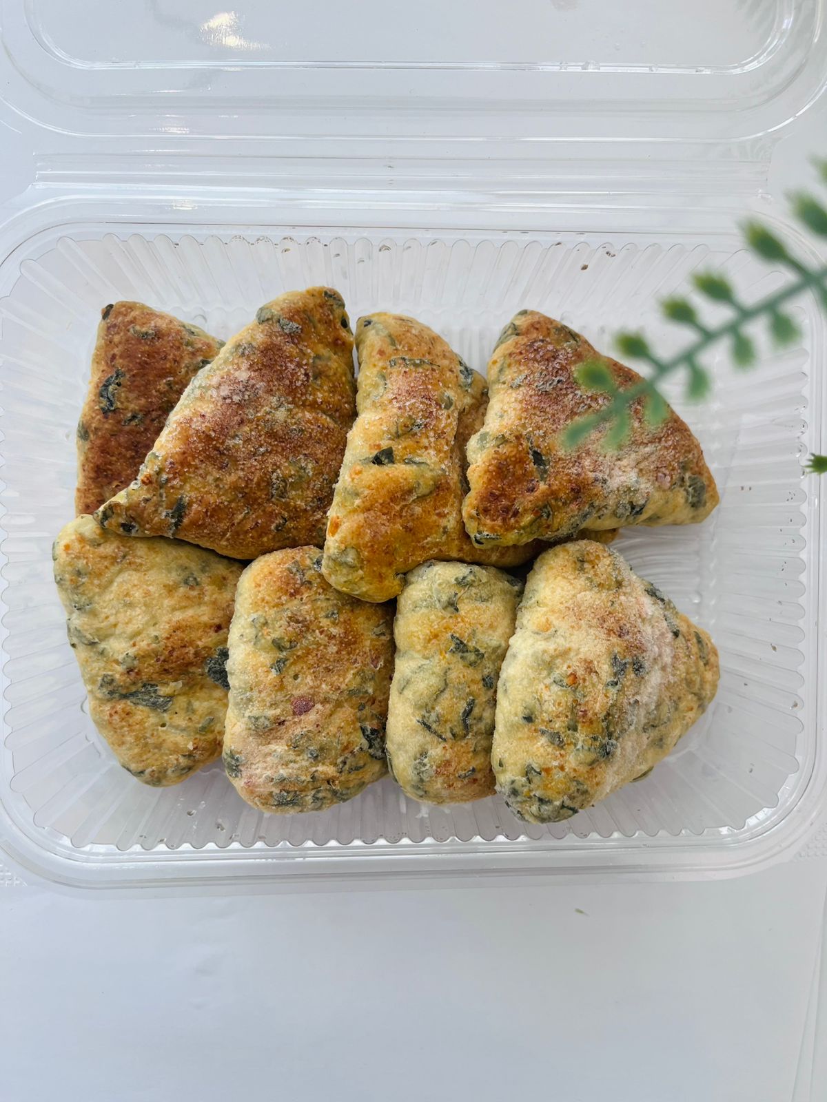 معجنات جبنة وزعتر أخضر